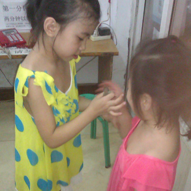 2013/07/18 — 姐妹两在玩小鸟