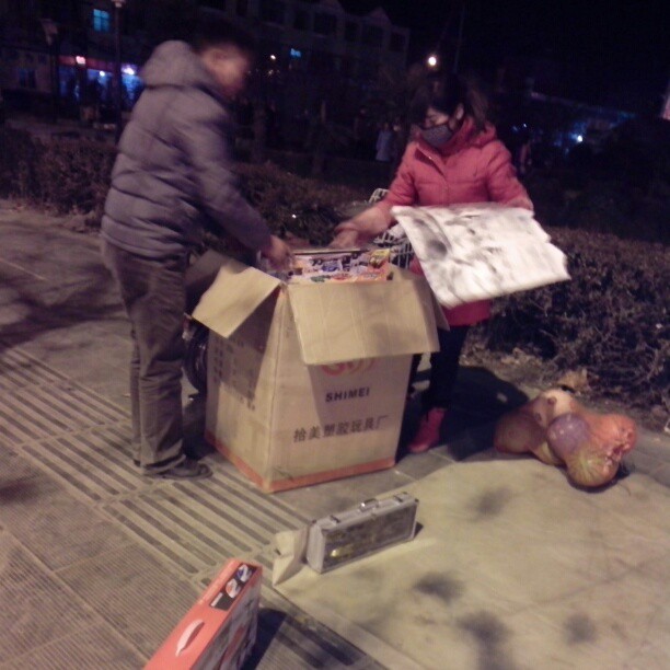 2013/02/08 — 哥哥和嫂子在摆摊卖玩具