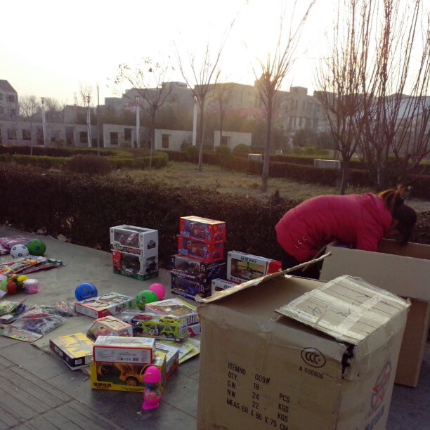 2013/02/09 — 和嫂子来摆摊，要收摊了，妈妈等着回家吃饭