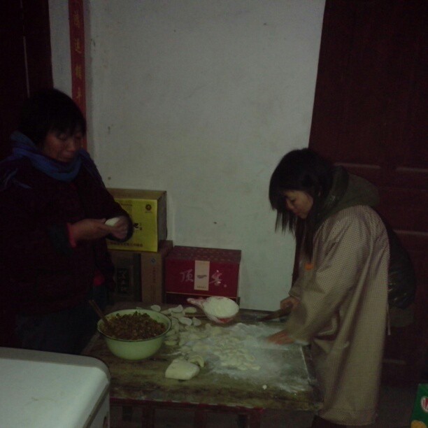2013/02/09 — 我和妈妈在包饺子