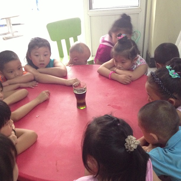 2013/07/12 — 孩子们在做实验，看他们观察的多认真呀，结果是鸡蛋如何自己浮起来。