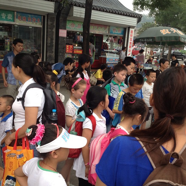 2013/07/19 — 终于到目的地了，人好多呀，孩子们找自己的领队人