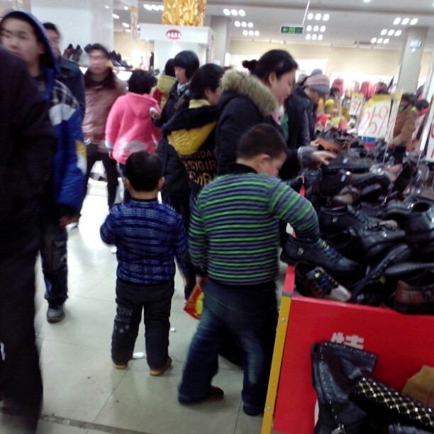 2013/02/10 — 过新年了大家都来买新衣服了
