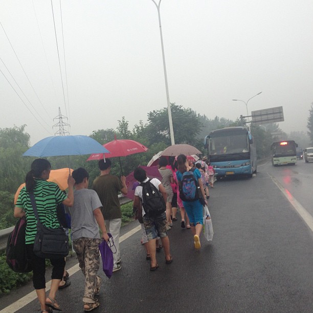 2013/07/27 — 冒着小雨中孩子们㚆令营依然出发了