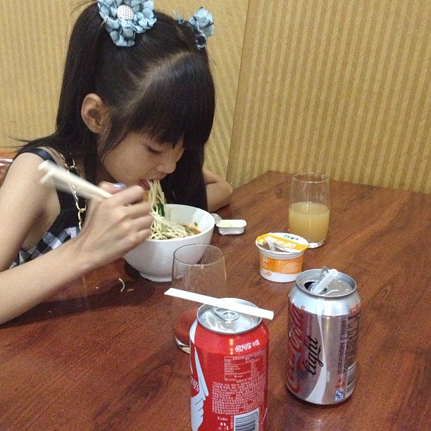 2013/08/03 — 从从忙忙的没吃，到机场了，赶紧的狂吃呀丫头