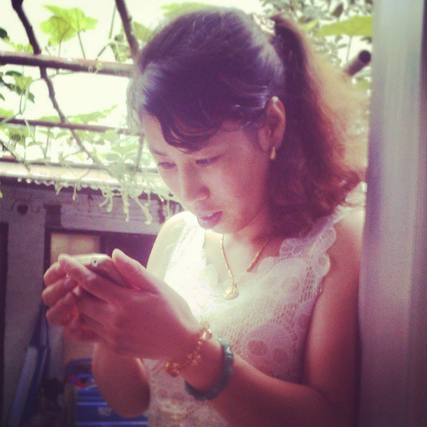 2013/07/13 — _喜林多专心啊，她在发照片呢!!(美霞摄于木兰)