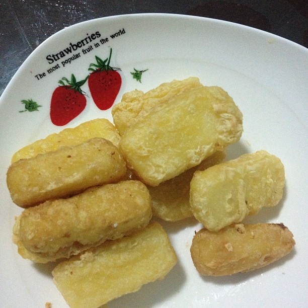 2013/08/19 — 丫头爱吃的炸奶糕一下就吃掉了半盘，配上番茄酱就更好了