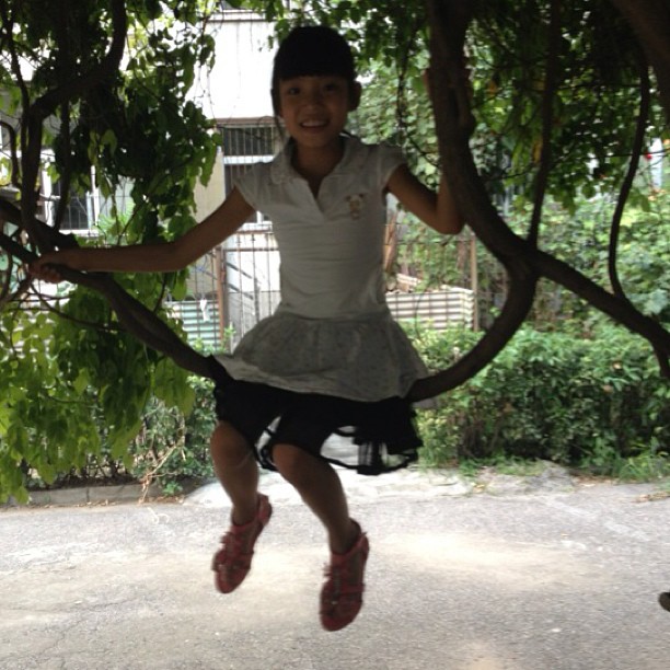 2013/08/27 — 荡秋千，这可是天然的秋千哦（刘欣在楼下花园）