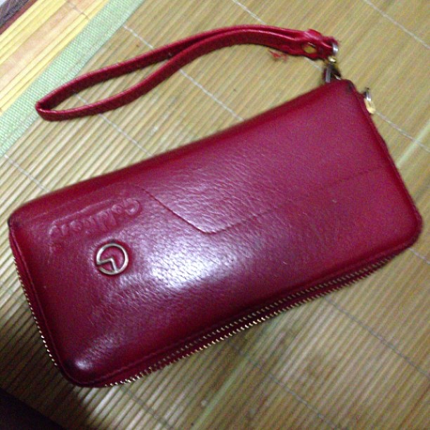 2013/08/30 — 这个包包陪伴我都十年了，依然舍不得换，都有感情了