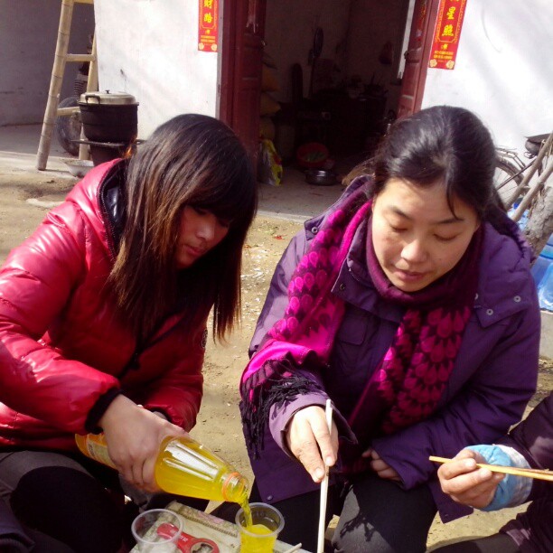 2013/02/12 — 嫂子在給姐倒酒