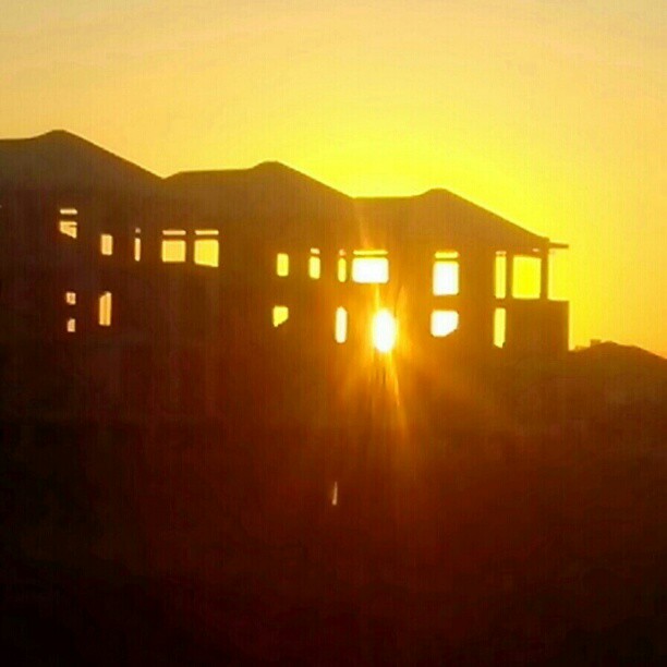 2013/02/05 — 这是我前两天拍的夕阳美景，只可惜家里没有网无法发出去，无网真是伤不起呀！哈哈哈今天好了，我买了一个路由器，哈哈哈