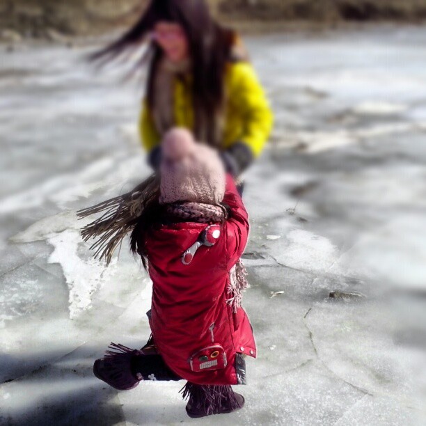 2013/02/08 — 带女儿和外甥女在冰上玩，好了，今天的故事结束，明天继续@