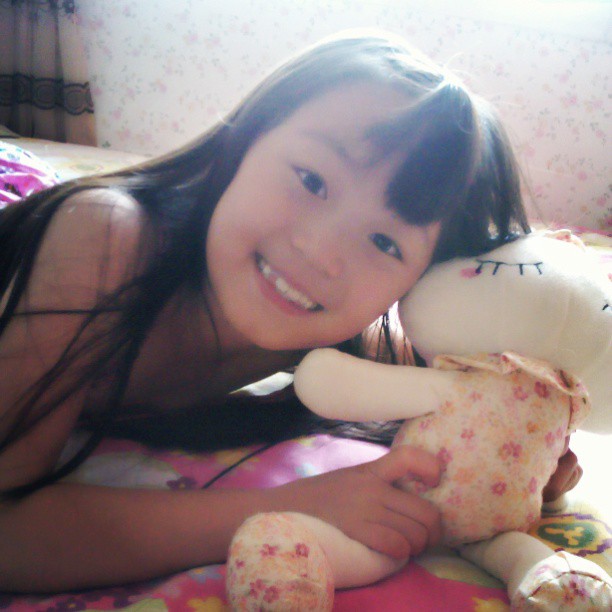 2013/07/08 — 宝贝和她的小兔子，(晓梅)