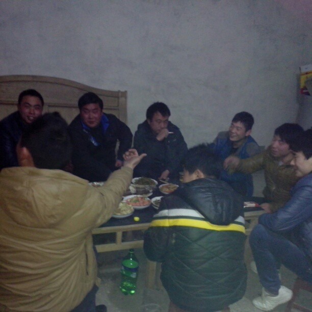 2013/02/13 — 老家的习俗，过年朋友聚会，弟弟的朋友今年伦轮到我家