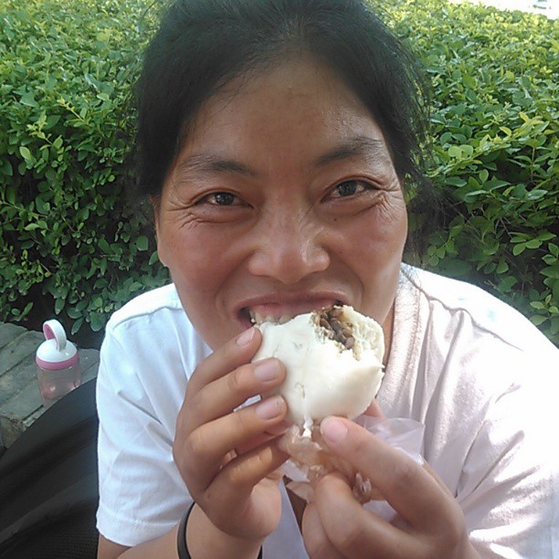 2013/07/06 — 看美霞吃包子吃的那么开心，那时候我肚子饿的咕咕叫（文琼拍摄）