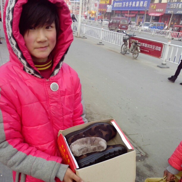 2013/02/15 — 小女孩很孝顺利用自己的压岁钱给自己的爷爷奶奶买的鞋