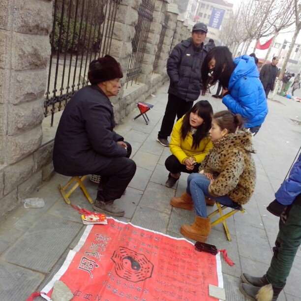 2013/02/15 — 看来生意了，两个美女在测自己的婚姻