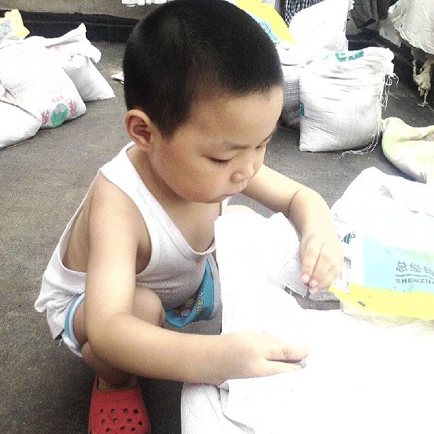 2013/07/15 — 隔壁家的小孩在我们租房子的阳台上完沙子，好可爱（文琼拍）