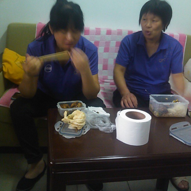 2013/07/16 — 中午姐妹们正在吃午饭（我拍了她们吃饭不同的动作）