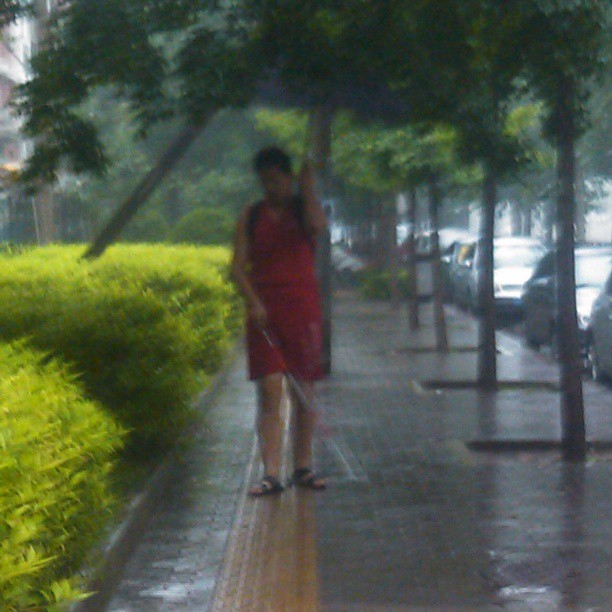 2013/07/16 — 2013年7月15号的早晨六点，我上班的时候看见一个帅哥打着雨伞，手里拿着拐杖，我仔细一看原来是一个盲人，他走路是那么的…
