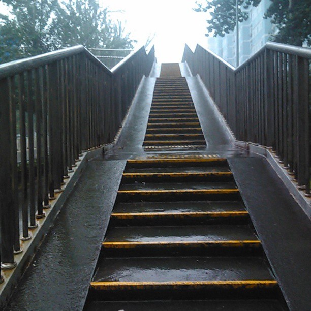 2013/07/16 — 我天天上班下班都要走过这座过街天桥，这是上桥（文琼拍）
