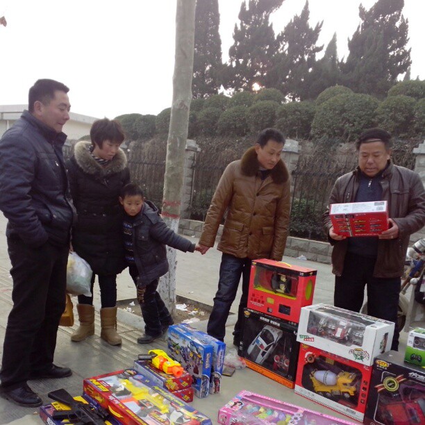 2013/02/15 — 哥哥在和人讲价