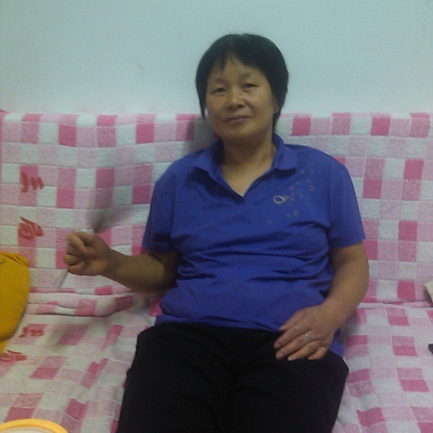 2013/07/16 — 我的同事在沙发上用扇子在扇凉（文琼拍）