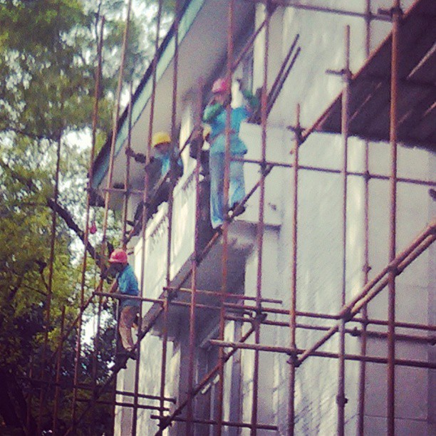 2013/07/17 — 几个工人正在打架子，维修外墙（2013年7月17下午两点半文琼拍）