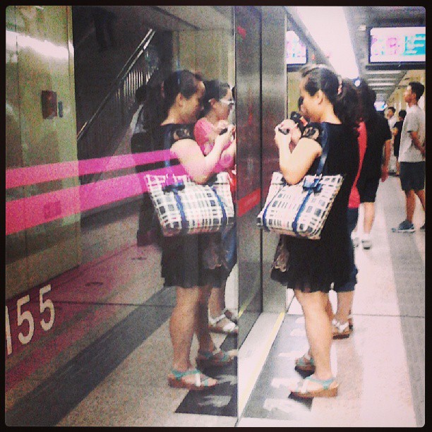 2013/07/22 — 今天下午下班，在地铁站拍的，一人双影子（文琼拍）