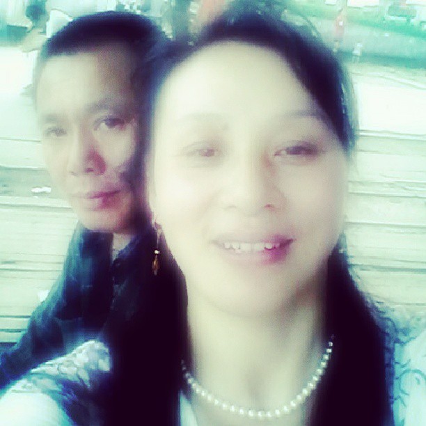2013/08/09 — 这是晚上吃完饭后，儿子洗碗，我和老公出去溜湾的时侯在地铁站我自拍的（文琼拍）