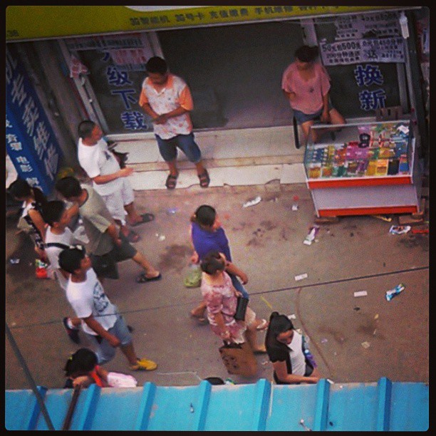 2013/08/10 — 这就是我来北京住了十三年的村子，一每天到了下午，街上的人来人往特别多，特别热闹（文琼拍）