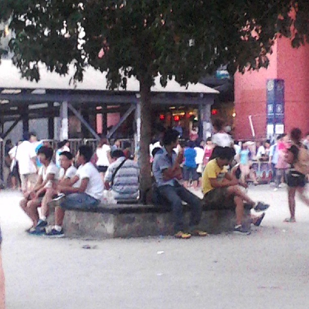 2013/08/10 — 我和老公天天晚上吃完饭都要去地铁站溜达溜达，很多人都在那里剩凉（文琼拍）