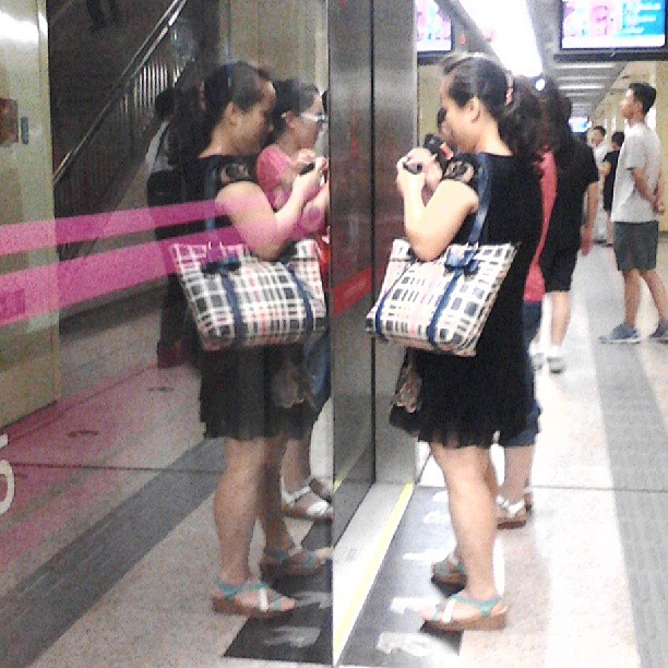 2013/08/10 — 上班，等地铁时拍下了这一幕，玻璃里面，玻璃外面的同一个人（文琼拍）