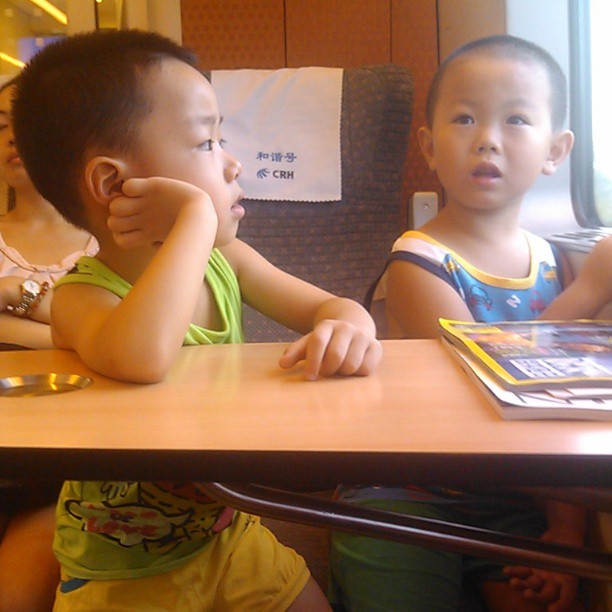 2013/08/17 — 昨天早晨七点从都江堰往成都的动车上，两个小男孩在聊天，就好像大人一样，聊的那么好，那么有礼貌（文琼拍）