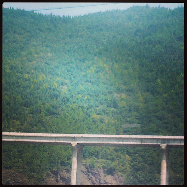 2013/08/17 — 这是今天从四川反回北京的火车上，看见家乡的山，风景是那么的美，像一幅幅画一样的美，我好爱它们，真的（文琼拍隔着火车的玻璃…