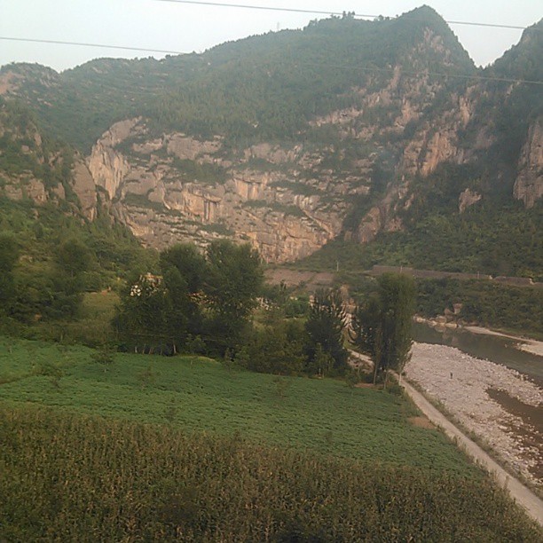 2013/08/18 — 家乡的山，家乡的水，家乡的风景（文琼在火车上隔着玻拍的家乡）
