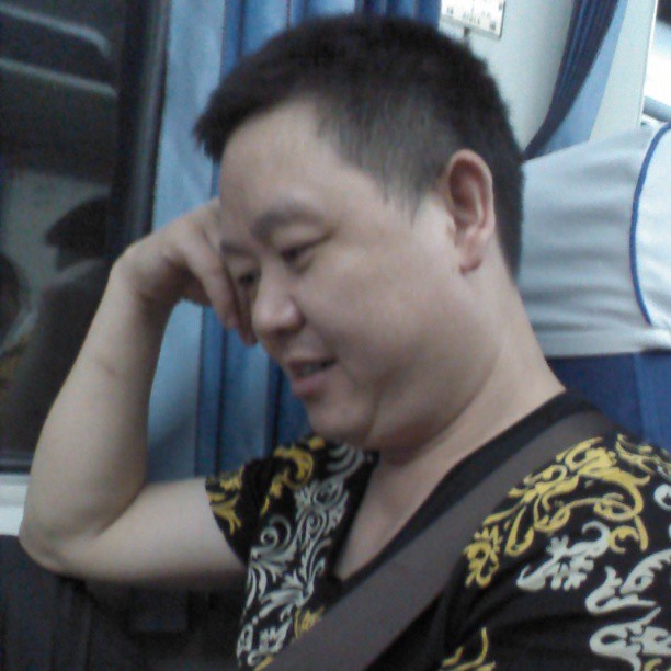 2013/08/18 — 8月16号反回北京的火车上，遇到了火车上同桌的他（文琼在火车上拍的）