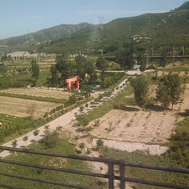 2013/08/18 — 美丽的山，风景（文琼在火车上拍的）