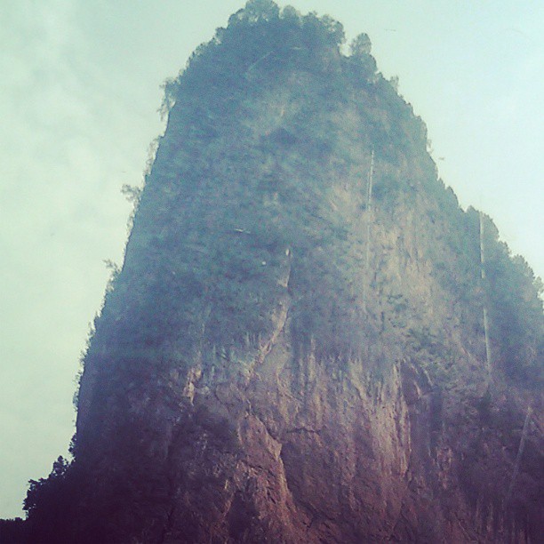 2013/08/18 — 老家的山高，山美，四川（文琼在火车上拍的）