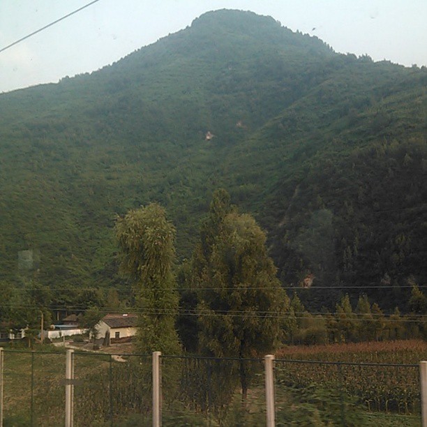 2013/08/19 — 美丽的大山〈文琼在火车上隔着玻璃拍的〉
