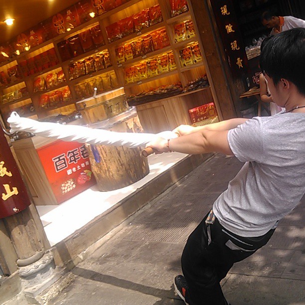 2013/08/19 — 看看我们四川的丁丁糖，都是靠人的力气，人工制作《文琼在都江堰拍的》