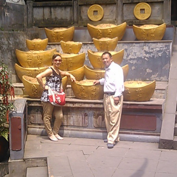 2013/08/19 — 我大儿子给我们夫妻俩在财神店外拍的
