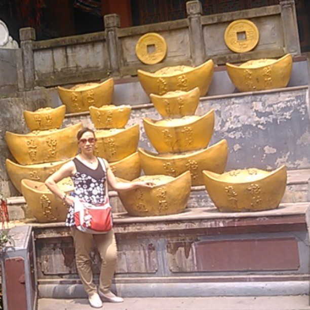 2013/08/23 — 这次回四川去看我儿子，儿子带我你去都江堰的南桥玩（儿子为我拍下了这张财神店外）