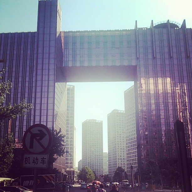 2013/08/27 — 看看这就是红牛集团大厦，我和同事 去给公司谈业务路过这里，〈文琼拍的〉