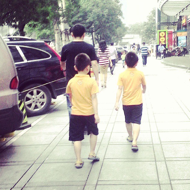 2013/08/30 — 爸爸带着双胞胎儿子逛街，（文琼在昆仑大厦拍）