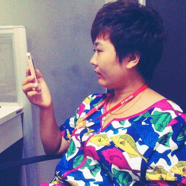 2013/08/31 — 这是在办公室里拍的同事，也是姐妹，（文琼拍）