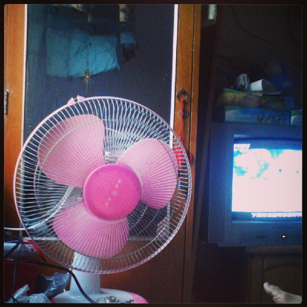 2013/09/06 — 我温暖的家，电视，电扇（文琼拍）