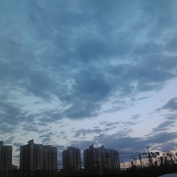 2013/09/06 — 今天早晨上班的时候，天空如此黑暗，雨下的很大，雷公闪电（文琼拍的）