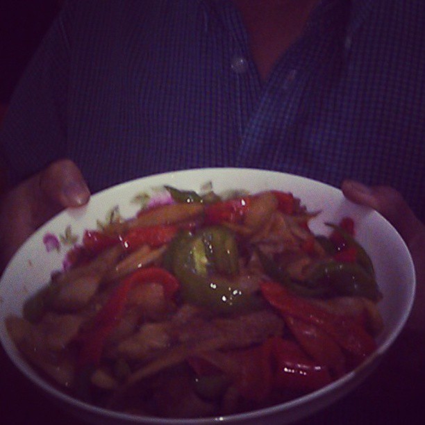 2013/09/06 — 老公端着我炒的菜，他闻了闻，还尝了一口说又好看，又香，又好吃（文琼拍）