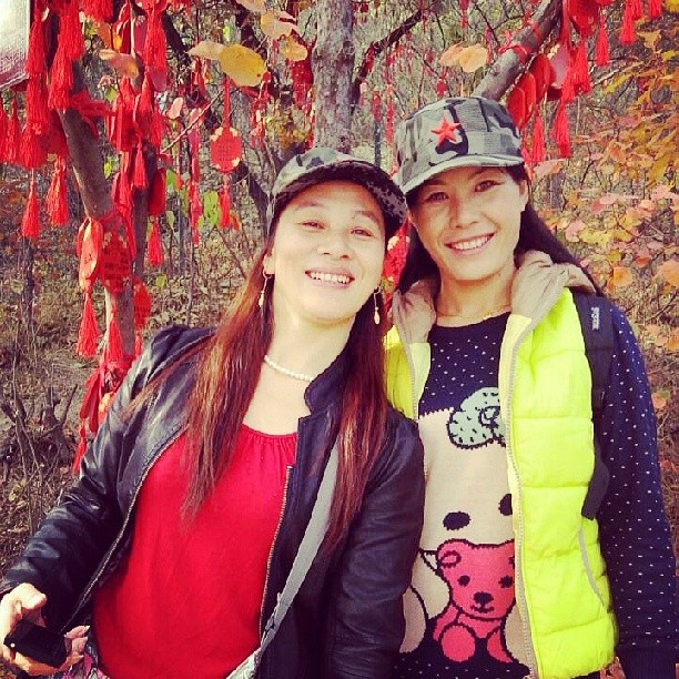 2013/11/10 — 在香山姐妹的合影，看看好亲密呀